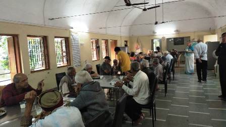 15 dec 2020 old-age people lunch